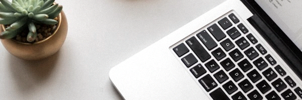 快连VPN应用程序界面显示最新版本号与快速连接按钮，背景有速度仪表