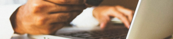 速度仪表与全球服务器节点地图叠加的示意图，象征通过优化设置提升VPN连接速度