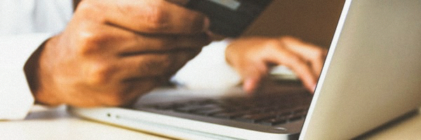 天平图标一侧是锁和盾牌代表安全，另一侧是地球代表访问，象征VPN的双重优势