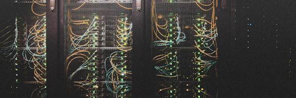 显示加密数据流在虚拟隧道中传输的抽象概念图，代表VPN的加密连接